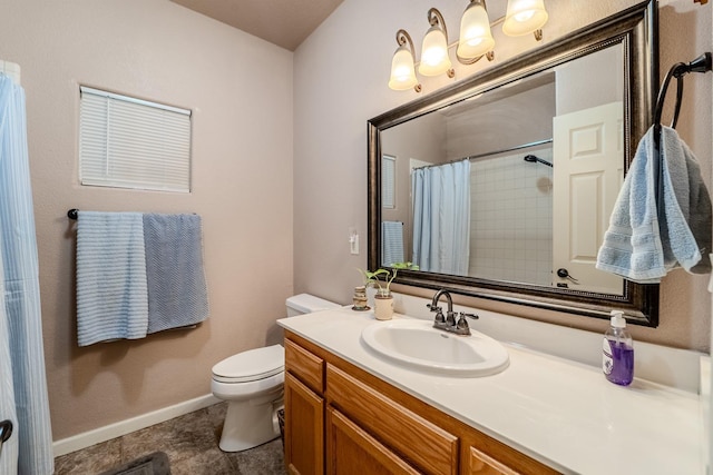 full bathroom featuring a shower with shower curtain, toilet, vanity, and baseboards