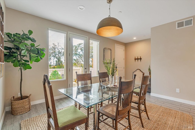dining space featuring baseboards, visible vents, recessed lighting, and light wood-type flooring