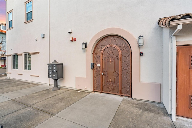 view of exterior entry featuring stucco siding