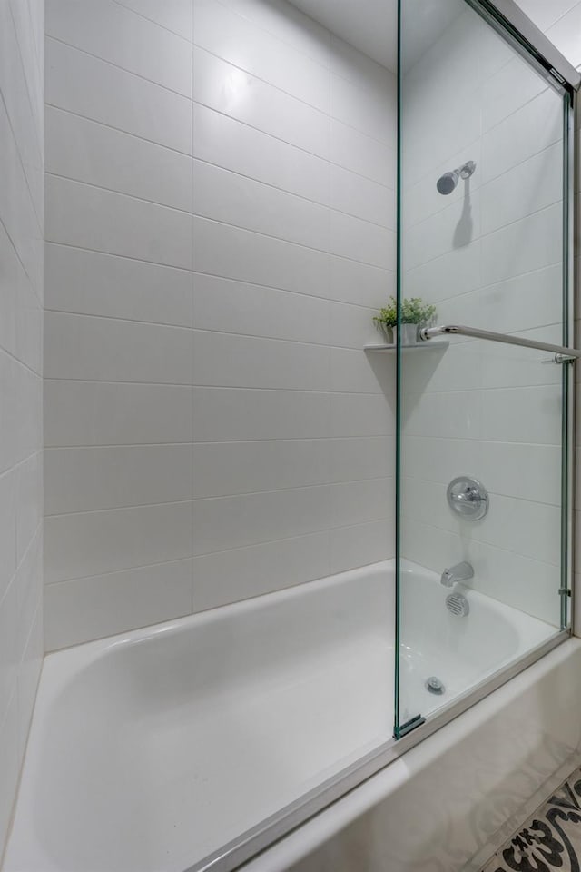 full bathroom with enclosed tub / shower combo