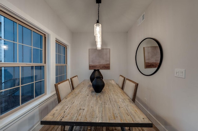 dining space with visible vents and baseboards