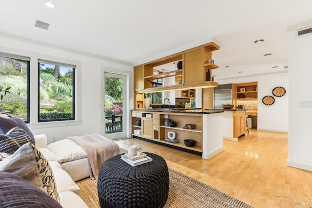 living area featuring light wood finished floors, visible vents, recessed lighting, and baseboards