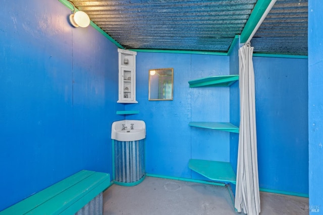 bathroom featuring unfinished concrete floors