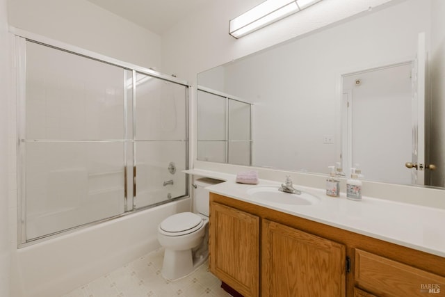 full bath with toilet, vanity, and bath / shower combo with glass door