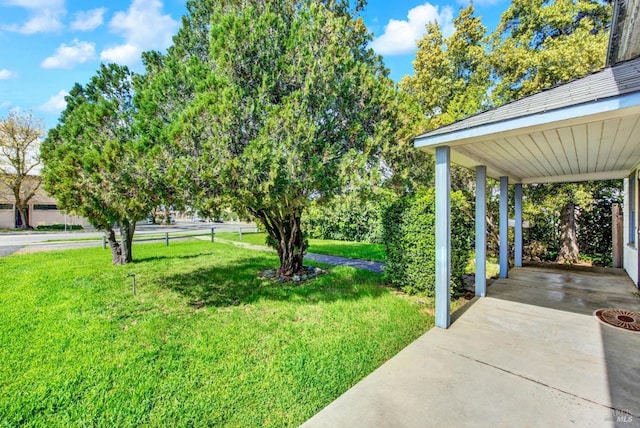 view of yard with driveway