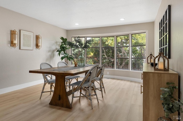 dining area with recessed lighting, light wood-style floors, and baseboards