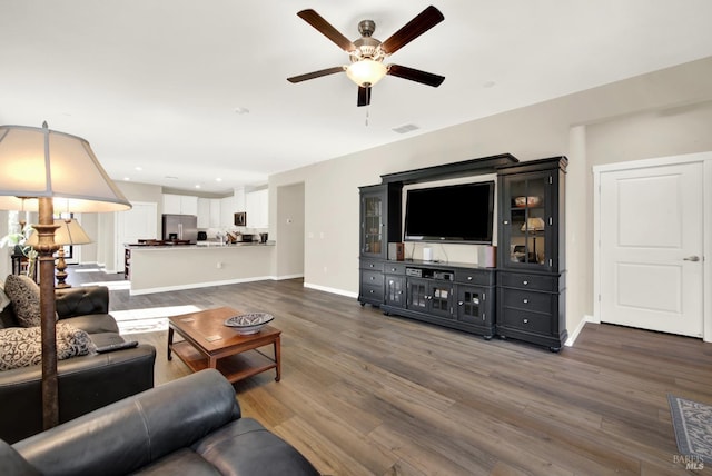 living area featuring visible vents, dark wood-type flooring, recessed lighting, baseboards, and ceiling fan