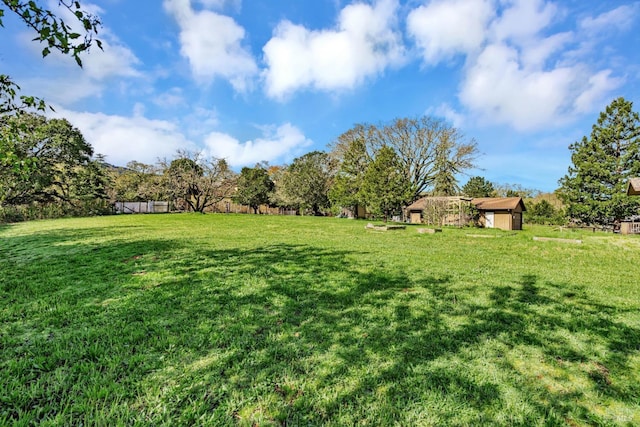 view of yard featuring a rural view