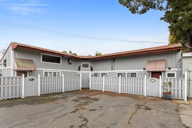 505 Petaluma Blvd N, Petaluma, CA 94952 - multi unit property featuring a fenced front yard and a gate