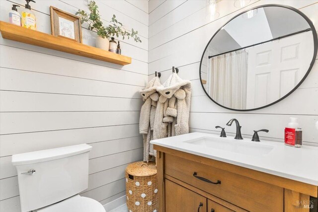full bath with toilet, a shower with curtain, and vanity