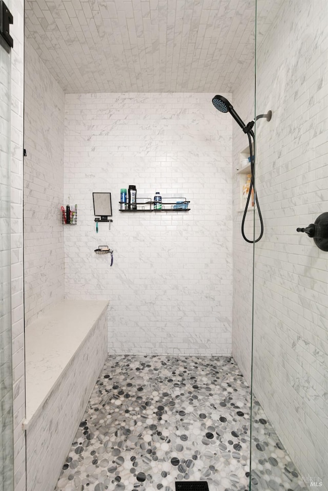 bathroom featuring tiled shower