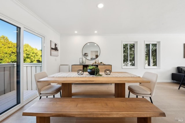 dining space featuring recessed lighting, baseboards, light wood-style flooring, and crown molding