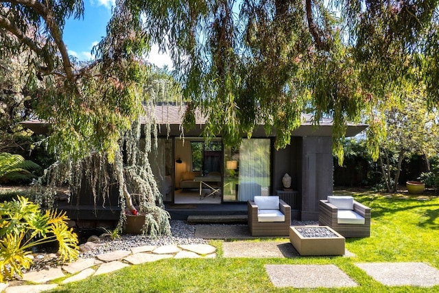 view of yard featuring an outdoor living space with a fire pit