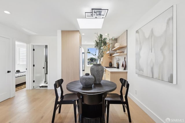 dining area featuring recessed lighting, light wood-style floors, and baseboards