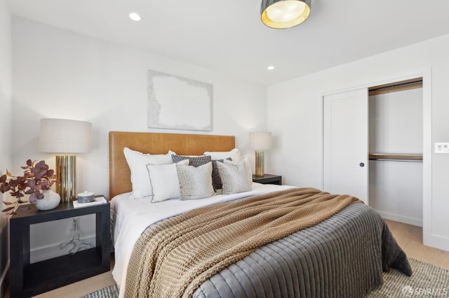 bedroom featuring recessed lighting, a closet, and baseboards