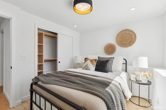 bedroom featuring recessed lighting, a closet, and baseboards