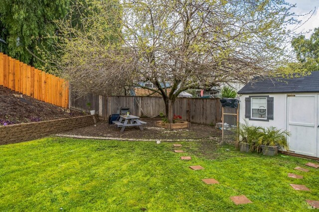 view of yard featuring an outdoor structure and a fenced backyard