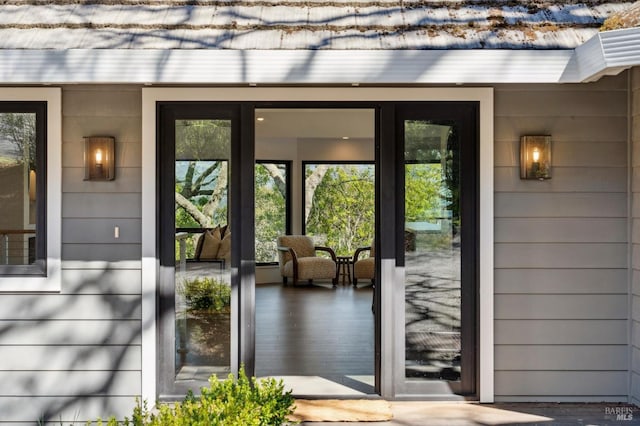 doorway to property with covered porch