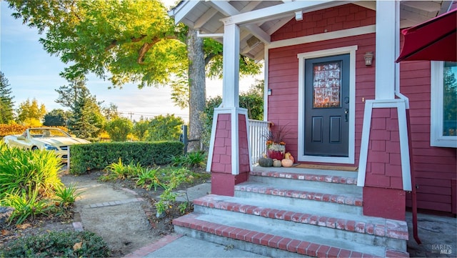 property entrance featuring a porch