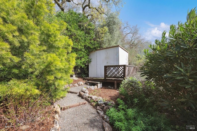 view of yard featuring an outdoor structure and a shed