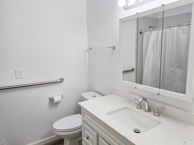full bath with vanity, toilet, and a shower with curtain