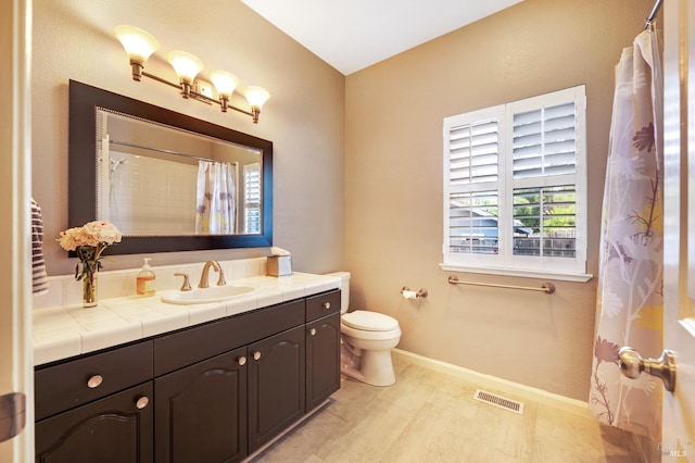 full bath featuring vanity, baseboards, a shower with curtain, toilet, and visible vents