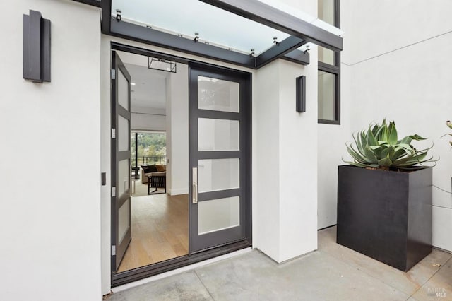 entrance to property with stucco siding