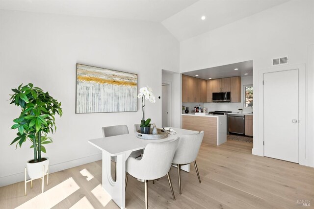 45 Harbor Oak Dr Unit 35, Tiburon, CA 94920 - dining area with recessed lighting, visible vents, light wood-type flooring, and high vaulted ceiling