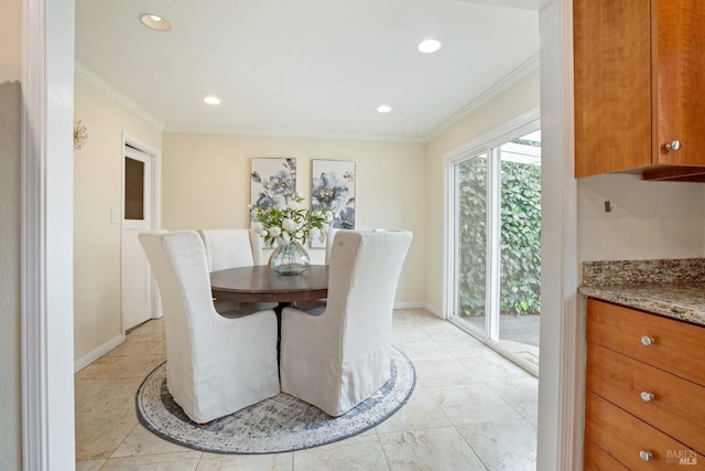 dining room with crown molding, baseboards, and recessed lighting