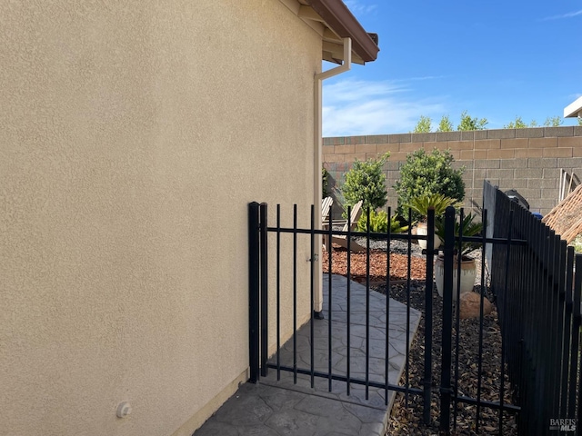 501 Three Rivers Ct, Rio Vista, CA 94571 - view of gate featuring fence