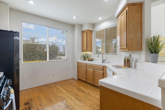 330 Windward Cmn Unit 4, Livermore, CA 94551 - kitchen featuring light wood-type flooring, recessed lighting, gas range, freestanding refrigerator, and tile countertops