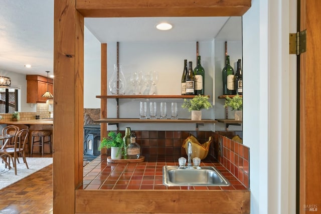 bar with a sink, bar area, and tasteful backsplash