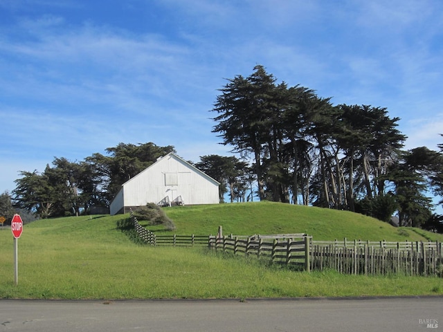 view of yard with an outbuilding and fence