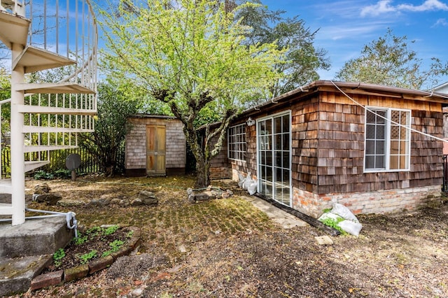 view of yard with an outdoor structure