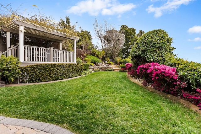view of yard featuring a pergola