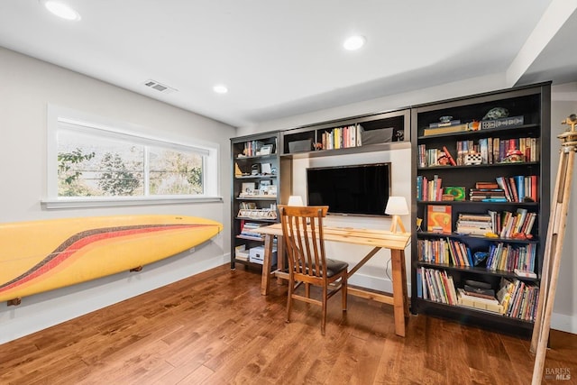 sitting room with baseboards, wood finished floors, visible vents, and recessed lighting