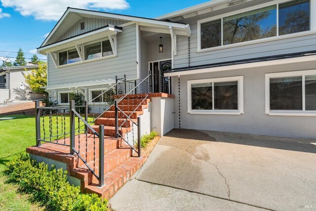 bi-level home with stairs and a front yard