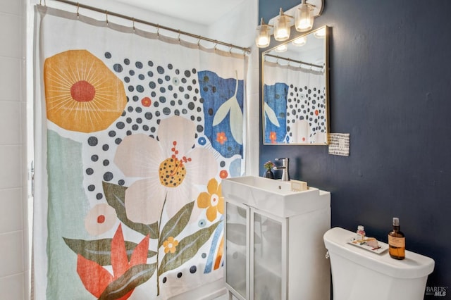 bathroom featuring curtained shower, toilet, and vanity