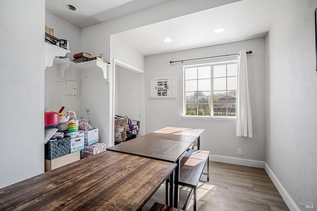 dining area featuring recessed lighting, baseboards, and light wood finished floors