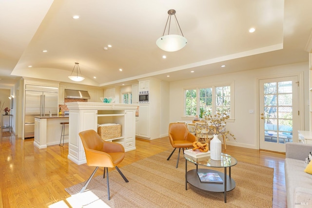 living area featuring recessed lighting, light wood-type flooring, baseboards, and vaulted ceiling