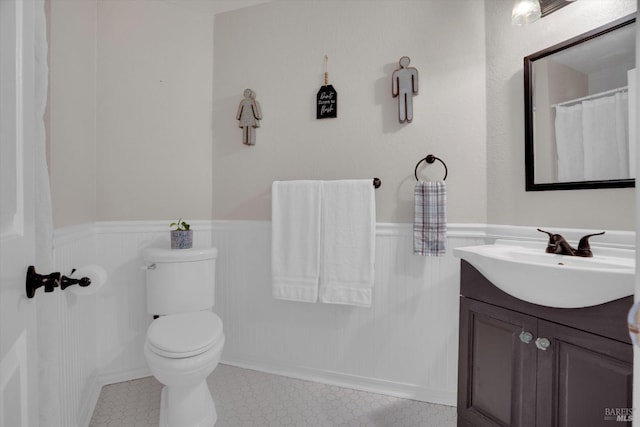 752 Chula Vista Way, Suisun City, CA 94585 - full bath with a wainscoted wall, toilet, and vanity