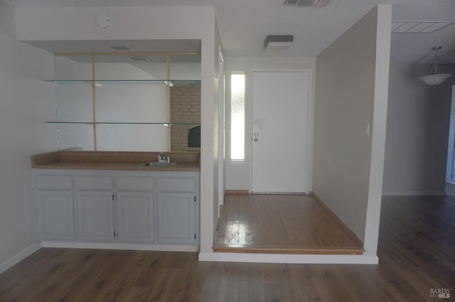 237 Sunflower Ct, Fairfield, CA 94533 - bar area featuring wood finished floors, a sink, and baseboards