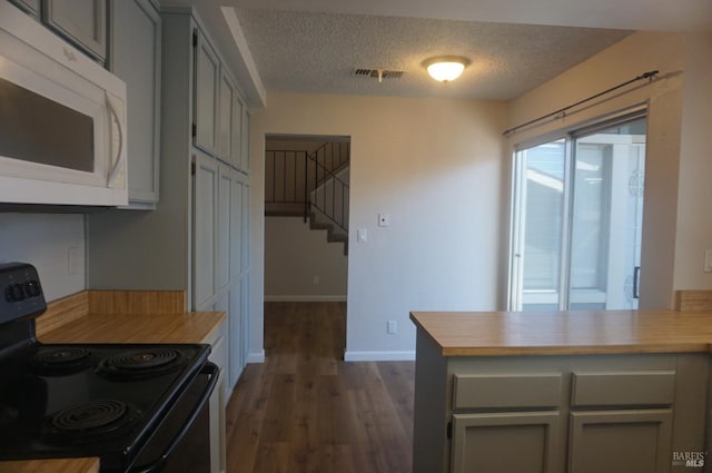 237 Sunflower Ct, Fairfield, CA 94533 - kitchen featuring electric range, white microwave, a textured ceiling, gray cabinetry, and a peninsula