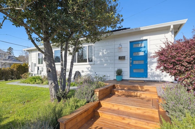view of front of house with a front lawn