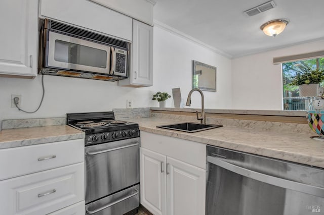 kitchen featuring a sink, visible vents, light countertops, and stainless steel appliances
