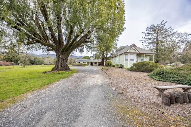 view of front of property featuring a front yard