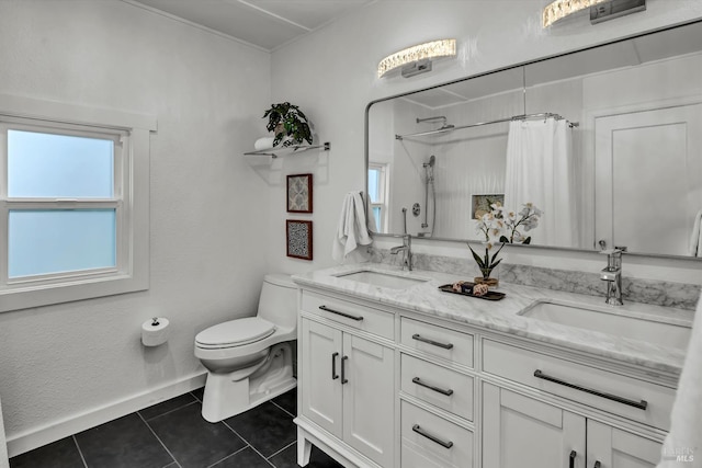 full bath featuring tile patterned floors, a shower with curtain, a sink, and toilet