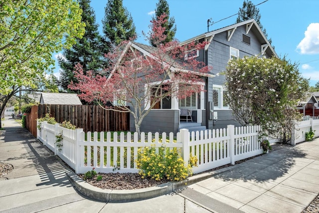 view of front facade featuring a fenced front yard