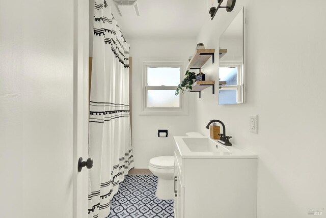 624 Annette Ave, Vallejo, CA 94591 - bathroom with vanity, toilet, a shower with shower curtain, and baseboards