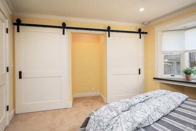bedroom with baseboards, ornamental molding, light carpet, recessed lighting, and a barn door